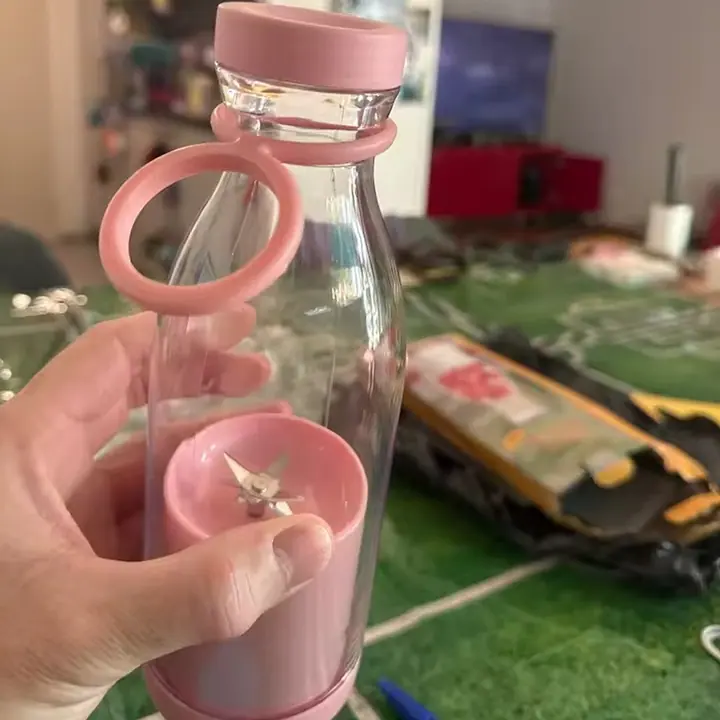 Licuadora portátil rosa con las cuchillas a la vista