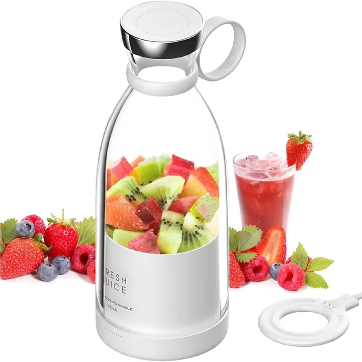 Licuadora portátil blanca con fruta dentro
