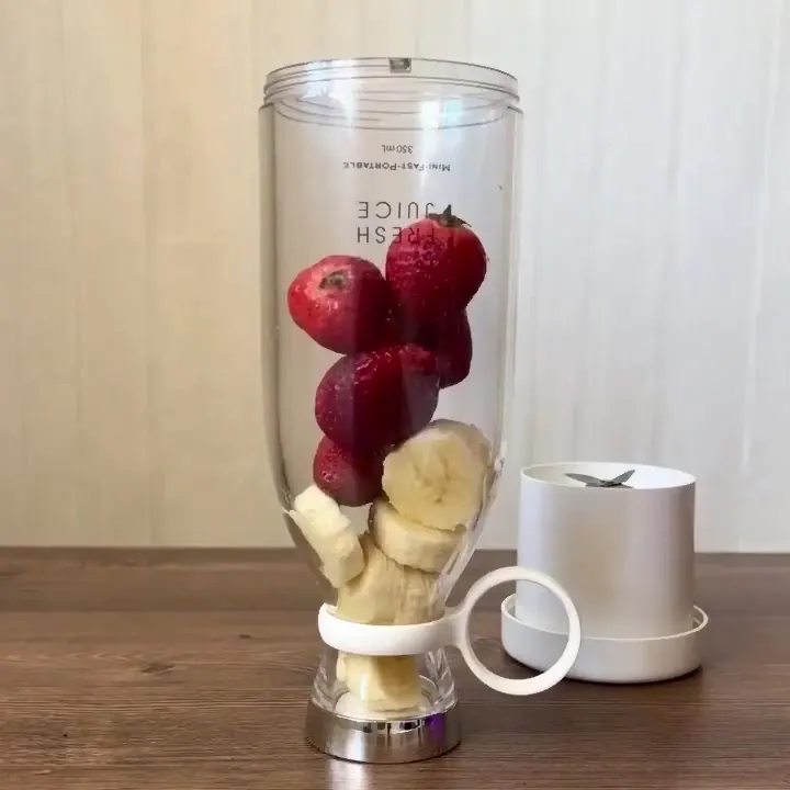 Fresas y plátano en rodajas dentro del vaso de la licuadora