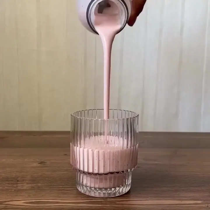 Batido de fresa y plátano servido en un vaso de cristal
